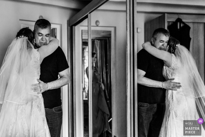Foto: <a href="https://www.wpja.com/contests/2019-v04/best-wedding-photographers/2467471"> Hong-Phuc Bui - Trégueux </a> Auxerre Vater umarmt seine Tochter, die Braut, am Hochzeitstag. Vorbereitungen zum Fotografieren.