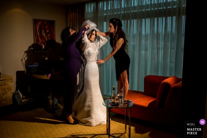 Fotografía del día de boda del Grand Hotel Ankara | La novia preparándose con sus damas de honor.