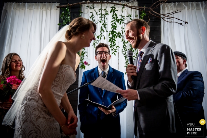 Foto door: <a href="https://www.wpja.com/contests/2019-v04/best-wedding-fotografen/2468896"> Victoria Sprung - Chicago Illinois </a> Foto van een lach tussen bruid en bruidegom tijdens de ceremonie op Trigger in Chicago