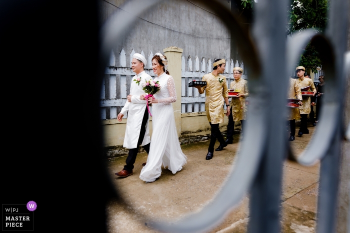 Photo par: <a href="https://www.wpja.com/contests/2019-v04/best-wedding-photographers/2469221"> Tuan Duong - Hô Chi Minh </a> Dong Nai - Photographe de mariage au Viet Nam: En attendant qu'un groupe de personnes à côté de moi serve de portail, je trouve son modèle assez bon pour pouvoir tirer parti de la photo à venir.