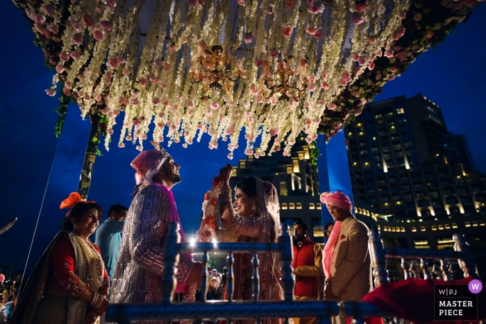 Fairmont, Ajman Hochzeitszeremonie Fotograf Zitat: Beim Austausch von Girlanden in einer indischen Hochzeit. Wenn Sie den Sonnenuntergang verpassen, aber den wunderschönen blauen Himmel bekommen!