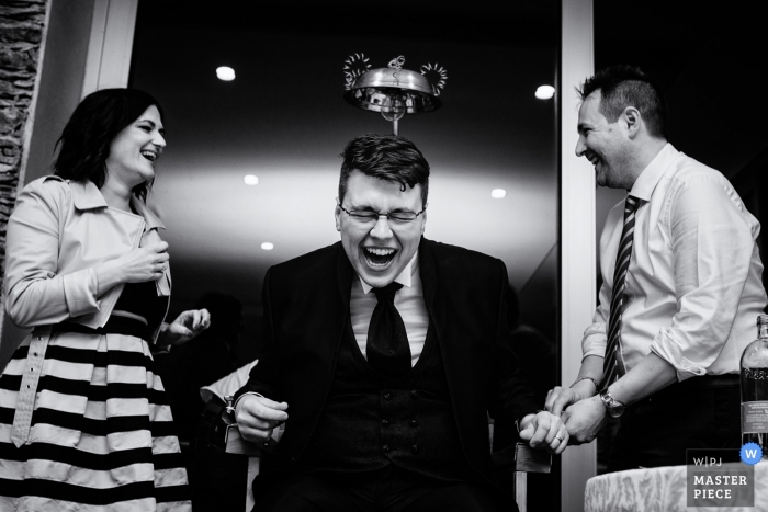 Photo by: <a href="https://www.wpja.com/contests/2019-v04/best-wedding-photographers/2469946">Melinda Guerini Temesi - Budapest Budapest</a> Black and white photo of of guests playing games during the reception in Lago d'Iseo, Italy by a Budapest, Hungary wedding photographer.