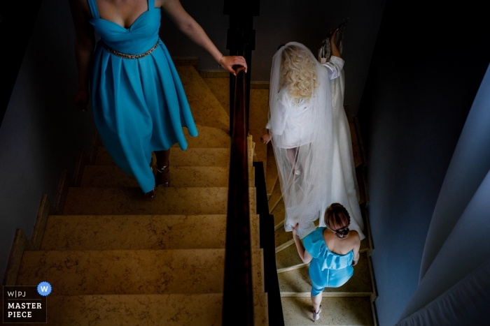 Timisoara, Rumania Foto de la boda tomada durante la preparación de la novia. Llevaban el vestido de novia a la habitación