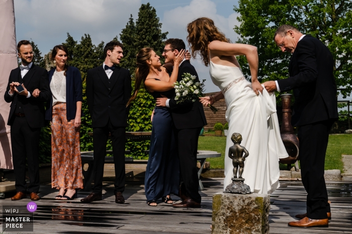 De Beekhoeve, fotografia de casamento Landen após a cerimónia ao ar livre.