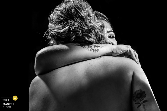 Photo by: <a href="https://www.wpja.com/contests/2019-v04/best-wedding-photographers/2471521">Vinicius Fadul - Campinas São Paulo</a> Madero Eventos wedding photograph of the bride hugging her sister