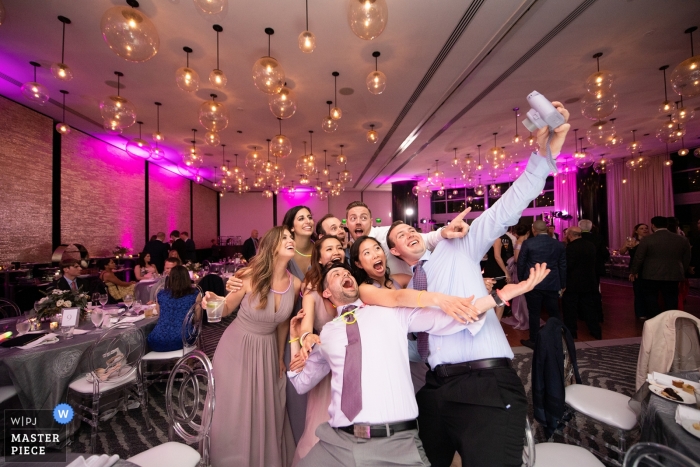 Foto: <a href="https://www.wpja.com/contests/2019-v04/best-wedding-photographers/2471981"> David Zaoui - Miami Florida </a> Epic Hotel, Miami, FL Hochzeitsfotografie - Käse !!! großes selfie während der empfangsparty