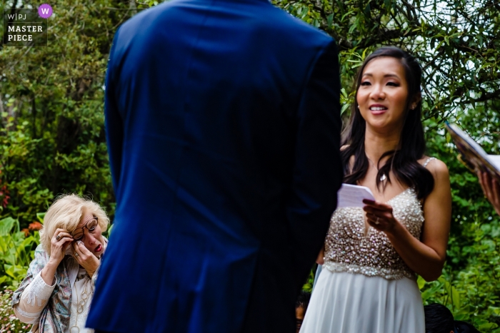 Outdoor huwelijksfotografie tijdens een betraande ceremonie bij Half Moon Bay - Harley Farms