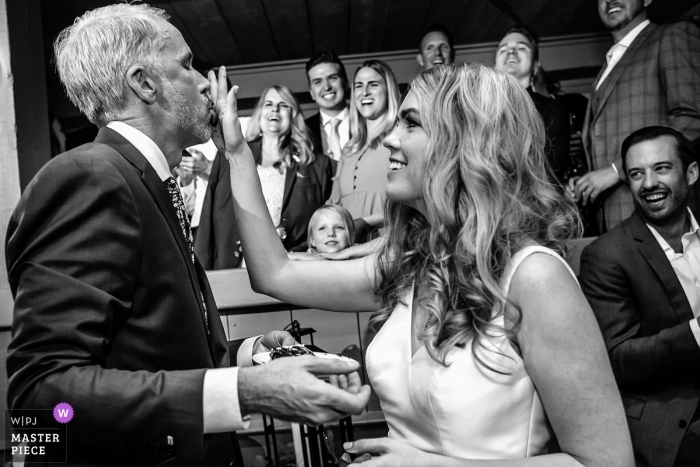 Fotografía del corte del pastel en la recepción de bodas de Bear Valley Lodge