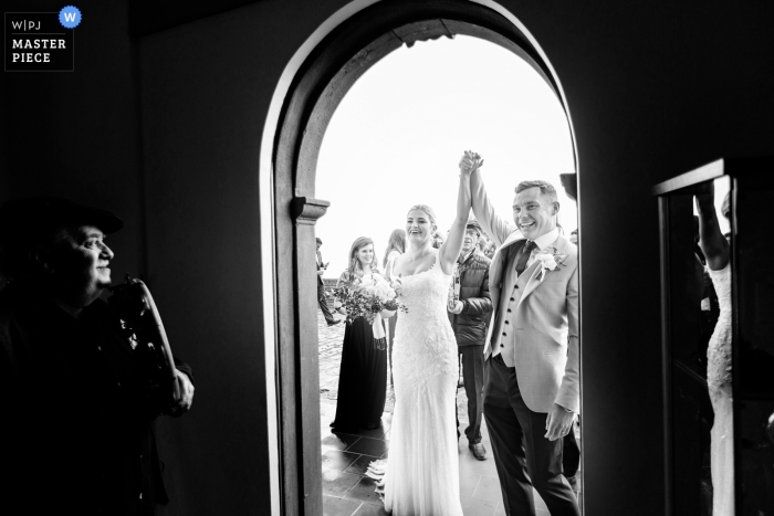 Savoca, Sizilien – außerhalb des Centro Filarmonico – Symbolische Zeremoniefotografie der Braut und des Bräutigams in Sizilien am Tag der Hochzeit