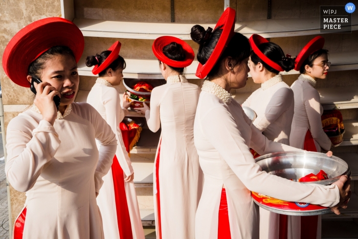 Foto door: <a href="https://www.wpja.com/contests/2019-v05/best-wedding-fotografen/2477256"> Nam Le - Ho Chi Minh </a> Ho Chi Minh-huwelijksfotograaf heeft deze foto van bruidsmeisjes vastgelegd in bijpassende jurken en hoeden die zich klaar maken voor de ceremonie