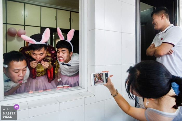 Photo by: <a href="https://www.wpja.com/contests/2019-v05/best-wedding-photographers/2477906">Joy Qin - Longyan </a> Fujian, China Wedding Photojournalism Image of Groomsmen Door Games