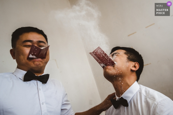 Sanming trouwfotograaf ving deze foto van de bruidsjonkers die zich klaar maakten voor de ceremonie door enkele speltesten te passeren