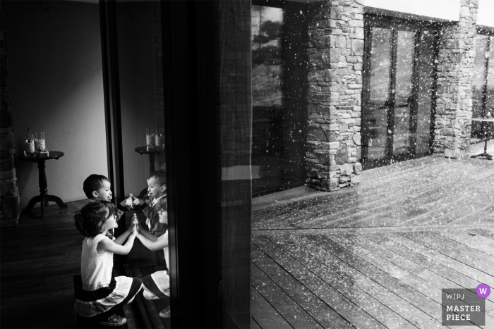 Foto por: <a href="https://www.wpja.com/contests/2019-v05/best-wedding-photographers/2479731"> Matteo Reni - Busto Arsizio Varese </a> Les Neiges d'Antan - Cervinia - (Italia) - Niños observando La nieve en la recepción de la boda