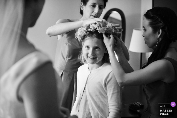 Burden Mansion, fotografia di matrimonio a New York | Immagine della ragazza di fiore che ottiene la corona del fiore pronta con la sposa