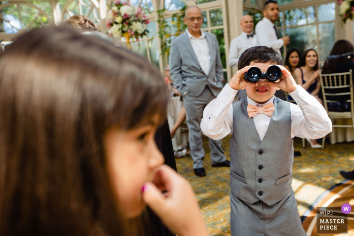 Foto por: <a href="https://www.wpja.com/contests/2019-v05/best-wedding-photographers/2480901"> Miguel Gonzalez - Abington Pennsylvania </a> The Brownstone, Paterson, NJ | Foto de un niño mientras veía a una niña en la boda.