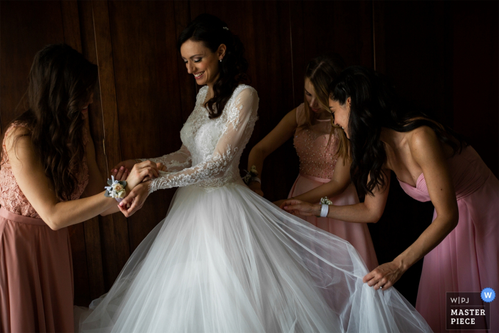 Foto: <a href="https://www.wpja.com/contests/2019-v05/best-wedding-photographers/2481391"> Daniele Borghello - Padua </a> Hochzeitsfotografie der Padua-Kirche Italien, welche die letzten Noten für die Braut vor der Zeremonie zeigt