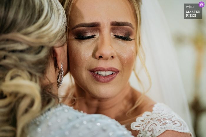 Photo by: <a href="https://www.wpja.com/contests/2019-v05/best-wedding-photographers/2481676">Eric Corbacho - São Caetano do Sul São Paulo</a> São Caetano do Sul wedding photography showing the face marked by the tears of the bride when giving a hug to her mother