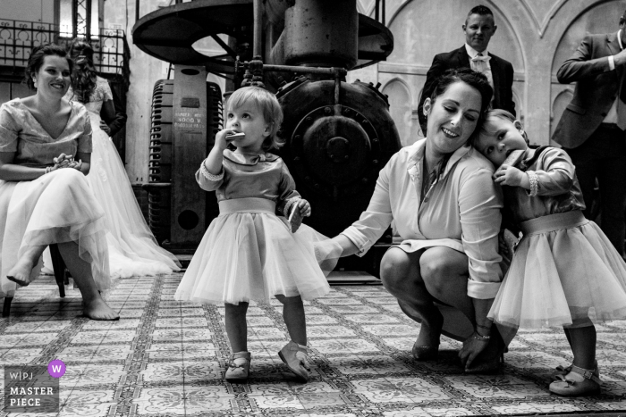 El fotógrafo de bodas de Antwerpen capturó esta foto en blanco y negro de los invitados a la boda más jóvenes mostrando sus mudanzas en la recepción