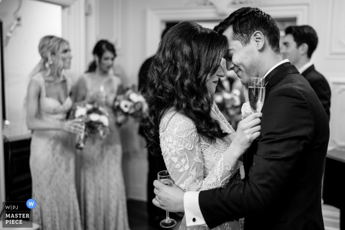 Photo: <a href="https://www.wpja.com/contests/2019-v05-photography-competition/best-wedding-photographers/2482491"> JD Land - Marlton New Jersey </a> Photo des jeunes mariés vivant dans leur petit monde juste quelques instants après la cérémonie au Park Savoy