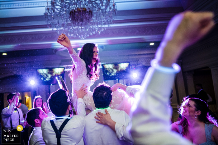 La fotografía de bodas del parque Savoy muestra a la novia disfrutando de su Horah en la recepción