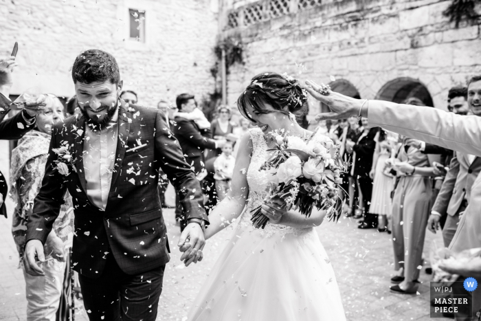 Foto von: <a href="https://www.wpja.com/contests/2019-v05/best-wedding-photographers/2482566"> Ludovic Lieffrig - Saint-Mathieu-de-Tréviers </a> Mairie de Grammont à Montpellier - Hochzeitsfotografie - Das Bild des Brautpaares verlässt das Rathaus und überquert die Ehrenwache.