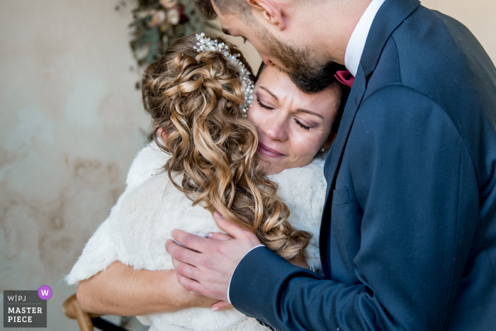 Oise Hochzeitsfotograf schuf dieses Bild der Braut und des Bräutigams, die ihre Tochter an der Zeremonie umarmen