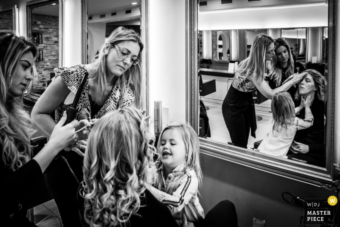 Foto por: <a href="https://www.wpja.com/contests/2019-v05/best-wedding-photographers/2482756"> Caroline Elenbaas - Heijningen Noord Brabant </a> Tielens en Tielens, foto de boda de Hoeven que muestra cómo se ve cuando tu hija te está ayudando con el maquillaje.