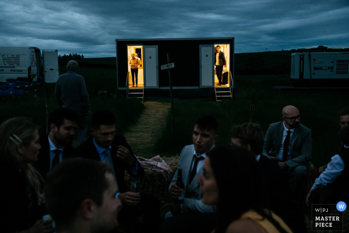 Huwelijksfotografie op de boerderij bij Gifford - Nachtfoto van gasten die voor de toiletten staan