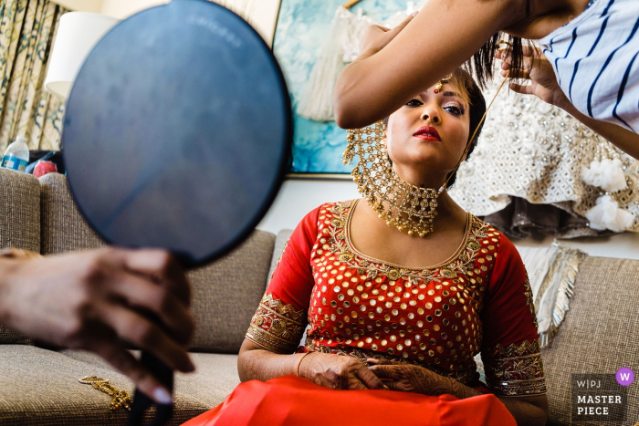 Foto door: <a href="https://www.wpja.com/contests/2019-v05/best-wedding-fotografen/2482881"> Kristina Cazares Neri - San Diego California </a> Bride neemt het moment in terwijl haar bemanning haar voorbereidt op de ceremonie in de Coronado Marriot, San Diego
