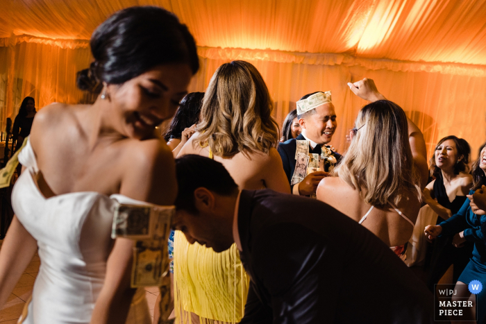Foto door: <a href="https://www.wpja.com/contests/2019-v05/best-wedding-fotografen/2482961"> Kristina Cazares Neri - San Diego California </a> Coronado Marriot, San Diego, Ca Huwelijksfotografie - De bruid en bruidegom hebben plezier met hun gasten tijdens de gelddans