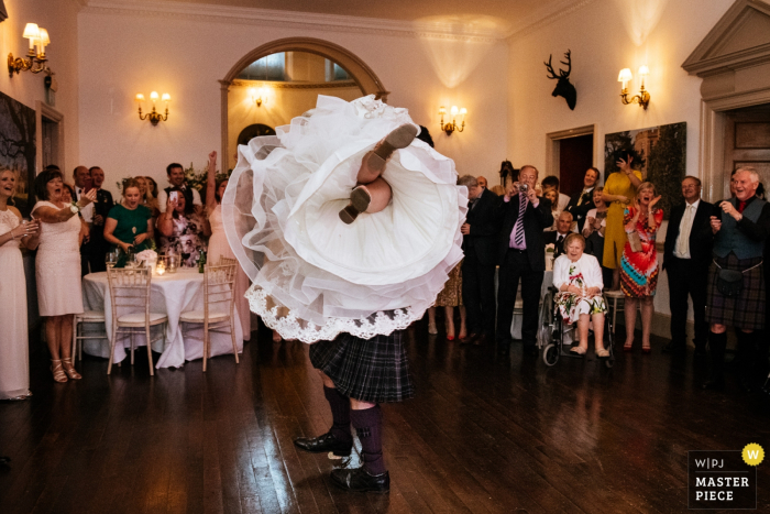 Fasque Castle, Fettercairn Wedding Foto della sposa raccolta dallo sposo durante la prima danza