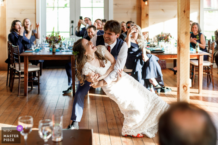 Foto: <a href="https://www.wpja.com/contests/2019-v05/best-wedding-photographers/2483046"> Alex Paul - Boston, Massachusetts </a> Hill Farm Inn Vermont - Erstes Tanzhochzeitsfoto des Bräutigams, der die Braut von der Empfangsparty eintaucht