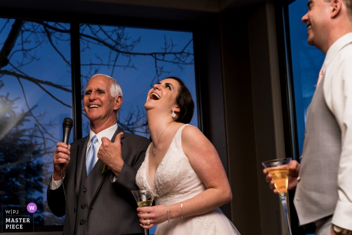 Zdjęcie: <a href="https://www.wpja.com/contests/2019-v05/best-wedding-photographers/2483461"> Brenda Bergreen - Evergreen Colorado </a> Fotografia ślubna z The Pines at Genesee | Ojciec panny młodej daje toast w recepcji.