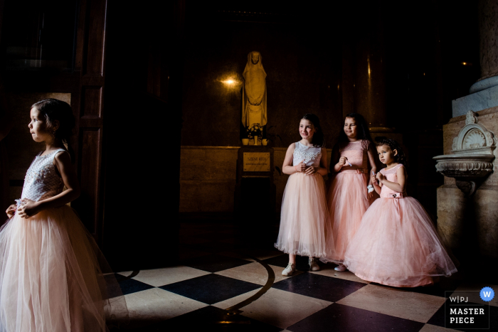 Boedapest-St. Stephen's Basilica Wedding Photo - De meisjes zijn klaar, vlak voor de huwelijksceremonie