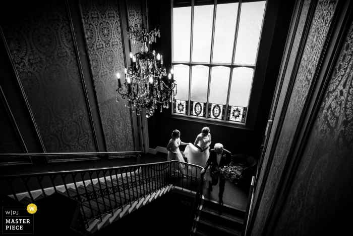 Nonsuch Mansion Hochzeitsfotograf | Bild der Braut zu Fuß zur Zeremonie die Treppe hinunter