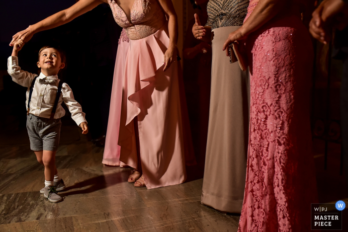 Foto por: <a href="https://www.wpja.com/contests/2019-v05/best-wedding-photographers/2484116"> Vinicius Fadul - Campinas São Paulo </a> Madeiro Eventos Americana Fotografía | Imagen de niños bailando en recepción de boda con mujeres en vestidos largos.