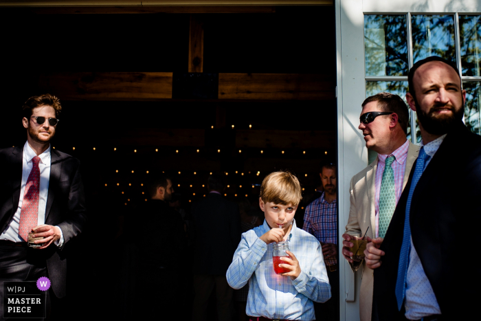 Foto: <a href="https://www.wpja.com/contests/2019-v05/best-wedding-photographers/2484171"> Jacob Hannah - Lincoln Vermont </a> New Haven, VT - Tourterelle Hochzeitsfoto der Gäste Genießen Sie Erfrischungen zur Cocktailstunde