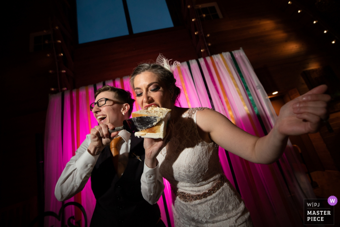 Comendo bolo de casamento no Green Acres Event Center | Fotografia de casamento MN