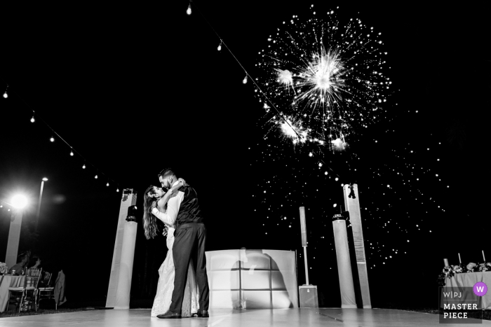 Foto por: <a href="https://www.wpja.com/contests/2019-v06/best-wedding-photographers/2488271"> Juan Carlos Calderon - Puerto Vallarta Jalisco </a> Marriott CasaMagna Resort, Puerto Vallarta, foto de boda de México que muestra los primeros bailes y fuegos artificiales de los novios al aire libre en blanco y negro