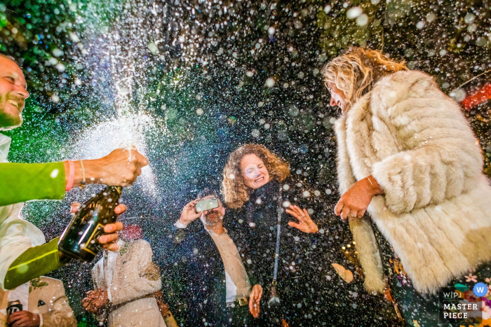 Foto: <a href="https://www.wpja.com/contests/2019-v06/best-wedding-photographers/2490201"> Shaunte Dittmar - Lake Tahoe, Kalifornien </a> Champagner-Pop auf der Tanzfläche, aufgenommen vom Hochzeitsfotografen White Wolf Lake Tahoe.