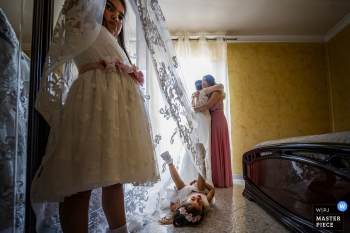 Photo by: <a href="https://www.wpja.com/contests/2019-v06/best-wedding-photographers/2490801">Pasquale Minniti - Reggio Calabria</a> Palmi- Reggio Calabria wedding photo of bride getting ready with sister and bridesmaids