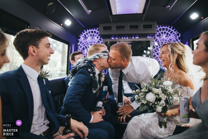 Photo: <a href="https://www.wpja.com/contests/2019-v06/best-wedding-photographers/2490846"> Dennis Crider - Loudonville, Ohio </a> Un homme embrasse le marié alors qu'il a les yeux bandés dans cette photo de mariage primée prise par un photographe documentaire de Cleveland, OH.