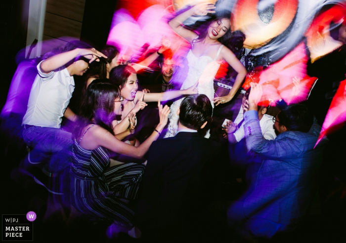 Foto von: <a href="https://www.wpja.com/contests/2019-v06/best-wedding-photographers/2490931"> Trung Dinh - Da Nang Da Nang </a> Lang Le Bau Co Hochzeitsfotografie der Braut, die mit Gästen tanzt.