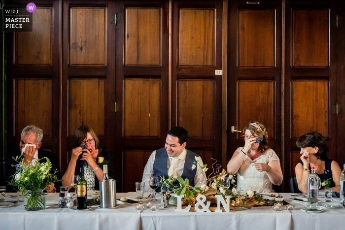 De Vlaamse Spijker, Dongens Hochzeitsfotografie zeigt Tränen der Brautparty, nachdem Papa seine Rede beendet hat.