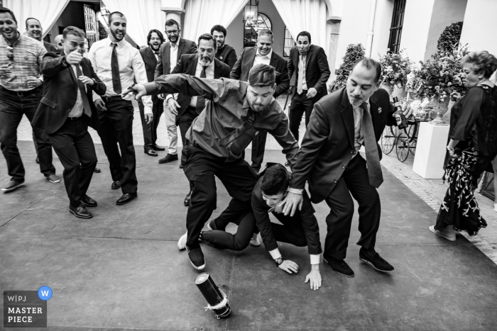 Huwelijksfotografie in Palacio de Aldovea - bruids kouseband gooien met geschenkdoos