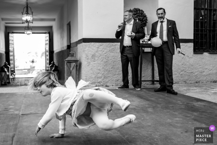 Foto: <a href="https://www.wpja.com/contests/2019-v06/best-wedding-photographers/2493236"> Sergio Cueto - Alcala de Henares Madrid </a> Hochzeitsempfangfoto Palacio de Aldovea eines Mädchens, das auf der Tanzfläche spielt