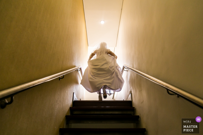 Foto door: <a href="https://www.wpja.com/contests/2019-v06/best-wedding-fotografen/2493761"> Victor R. Urosa - San Antonio de los Altos Miranda </a> De bruid loopt een trap op naar het licht in Caracas in dit beeld gemaakt door een trouwfotograaf in documentaire stijl.