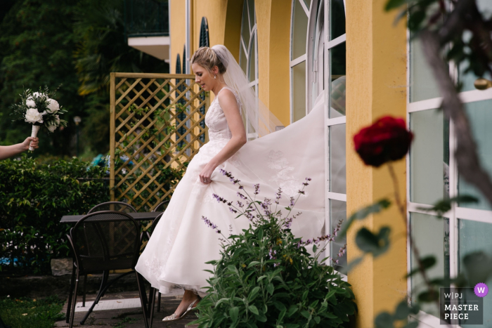 Villa Aura del Lago, lac de Côme La mariée quitte la maison le jour du mariage sur cette photo.