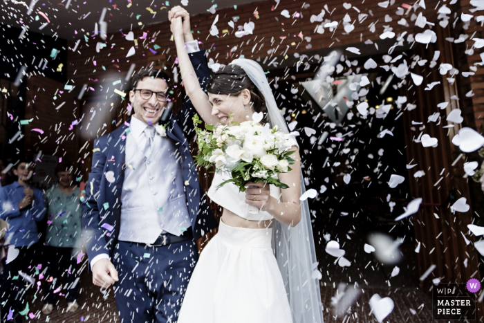 Foto door: <a href="https://www.wpja.com/contests/2019-v06/best-wedding-photographers/2495026"> Matteo Reni - Busto Arsizio Varese </a> Magenta - cascina Pietrasanta-huwelijksfoto van bruid en bruidegom onder de storm van confettikarten