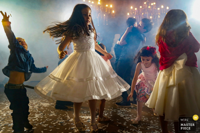 Photo: <a href="https://www.wpja.com/contests/2019-v06/best-wedding-photographers/2495356"> Claudia Amorim - Goiânia Goias </a> Des enfants dansent lors de la réception au Casamento Talita e Marcos sur cette image composée par un photographe de mariage à Goias, Brésil.